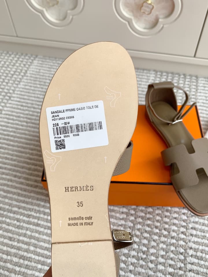 Hermès Santorini Classic H Flat Sandals in Taupe
