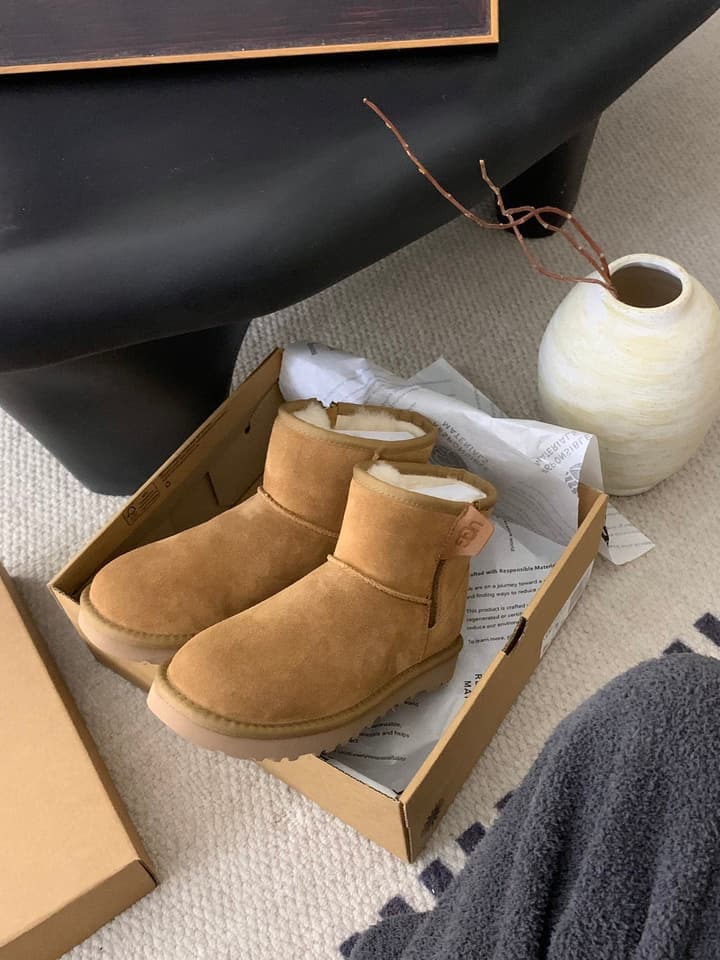 UGG Zipper Classic Thin-Soled Boots in Chestnut