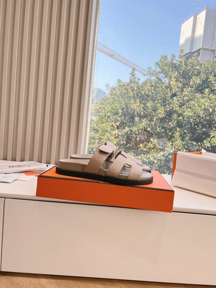 Hermès Pig Nose Thong Sandals – 2024 Spring/Summer Collection in Black