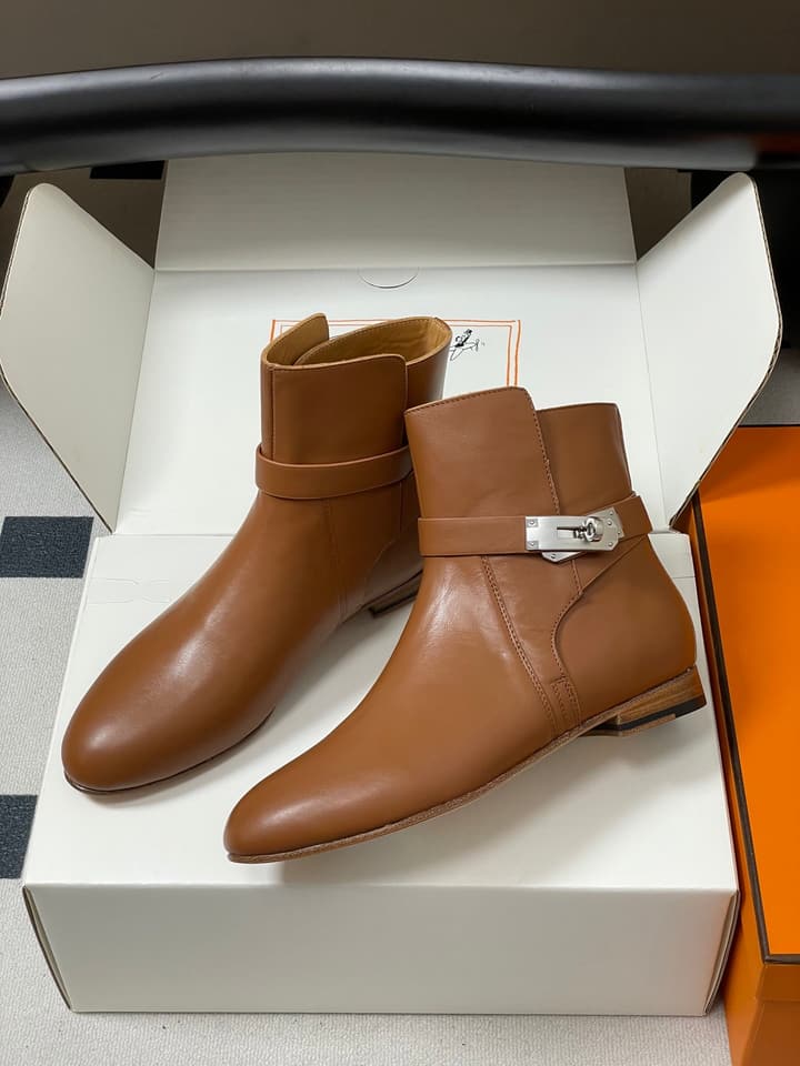 Hermès Neo Kelly Buckle Ankle Boots – 25FW in Black Leather