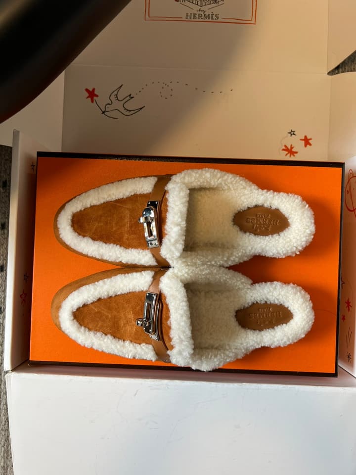 Hermès Leather Mules – 25FW in Black With White Fur