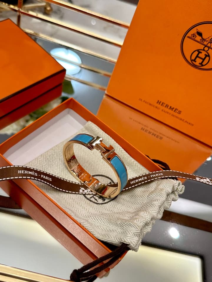 Hermès H-Letter Oval Enamel Bracelet in Gold H Logo Creamy Beige Band