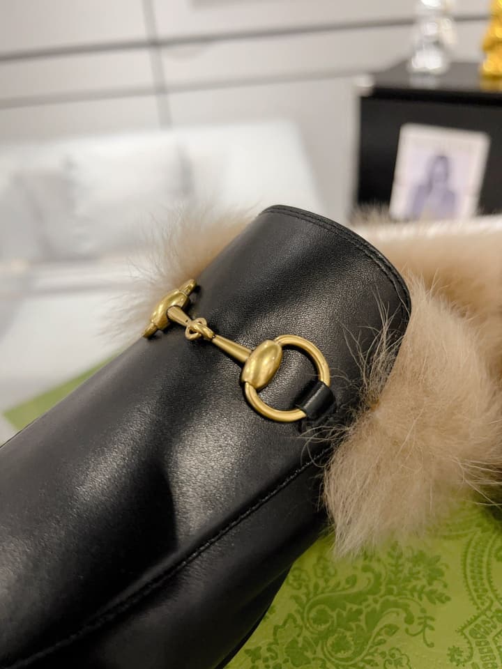 Gucci Toscana Wool Loafers – Autumn/Winter Must-Have in Black Leather With Tan Fur