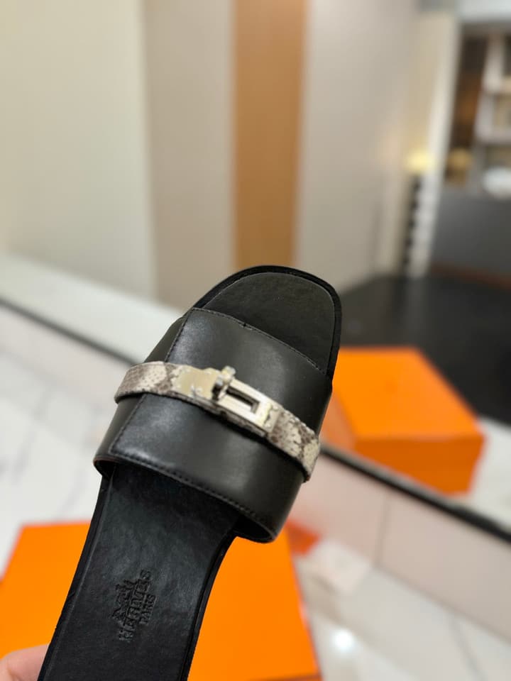 Hermès Classic Timeless Leather Sandals in Black