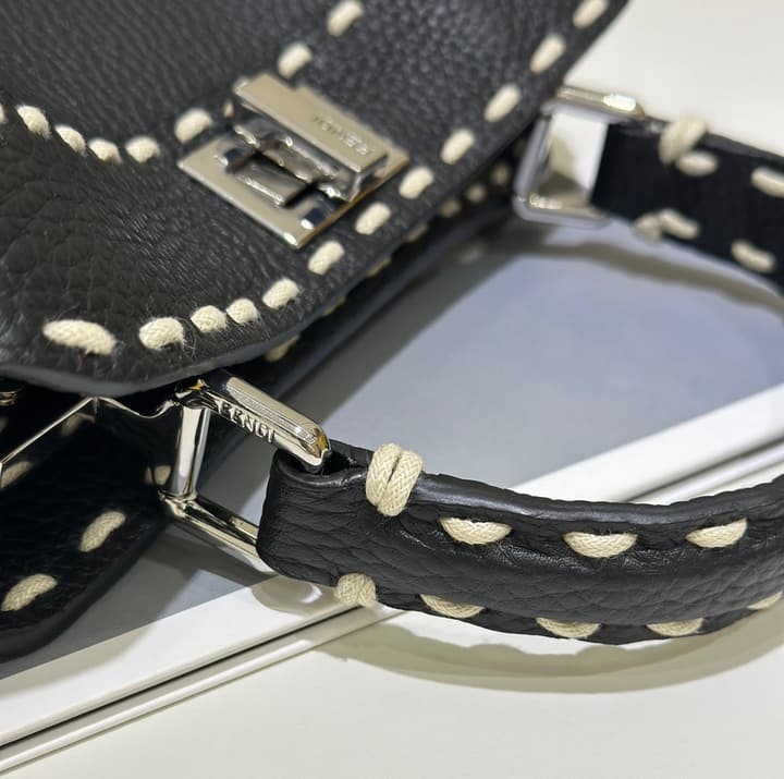 Fendi Peekaboo Iconic Handbag in Black Leather With Contrast Stitching