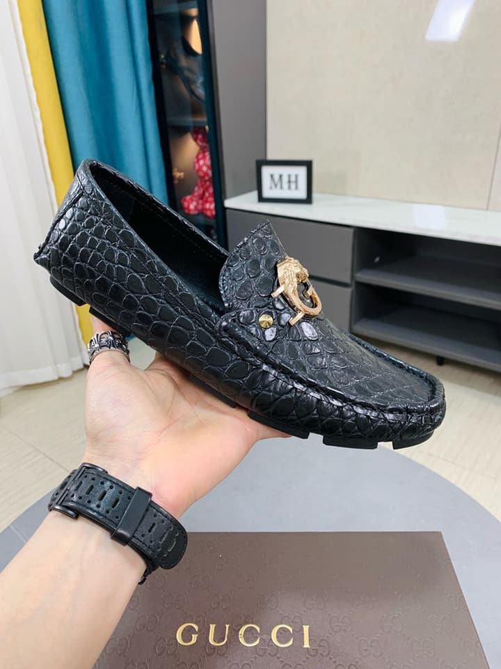 Gucci Men's Embossed Leather Driving Shoes in Black Crocodile Embossed Loafer