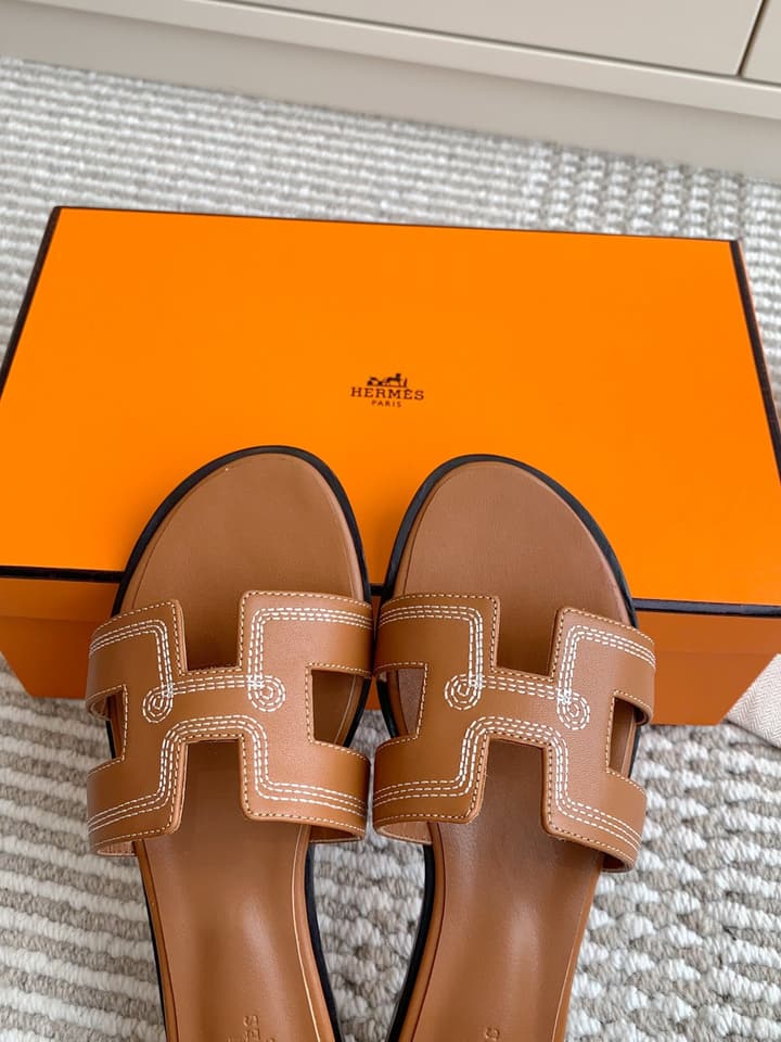Hermès Santorini Classic H Flat Sandals in Taupe