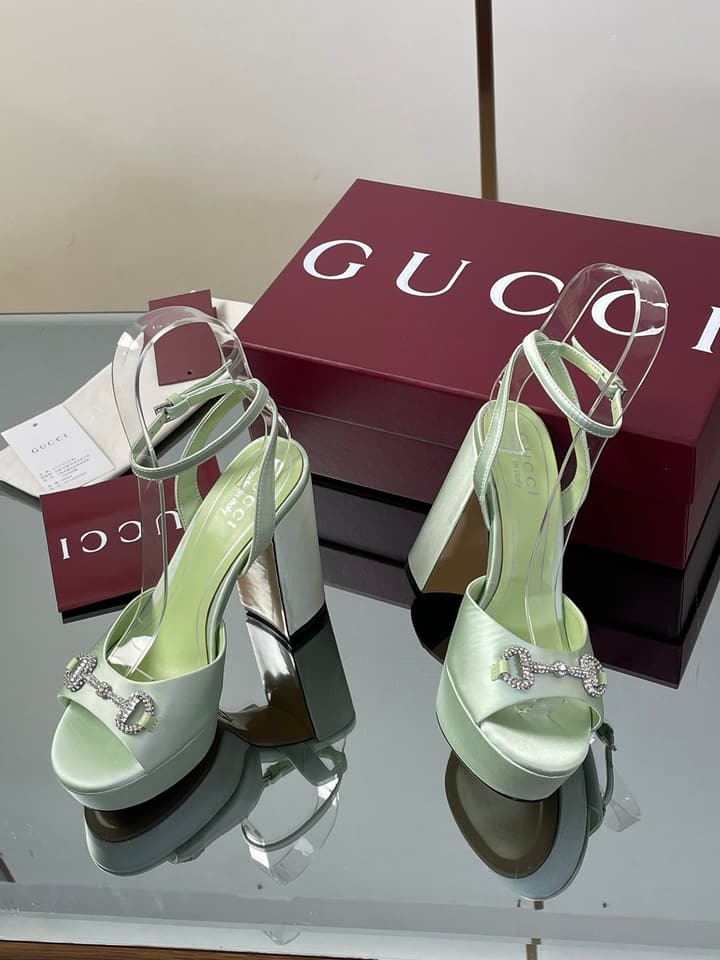 Gucci Platform Rhinestone Horsebit Sandals – Spring/Summer Collection – 2025 in Black Patent