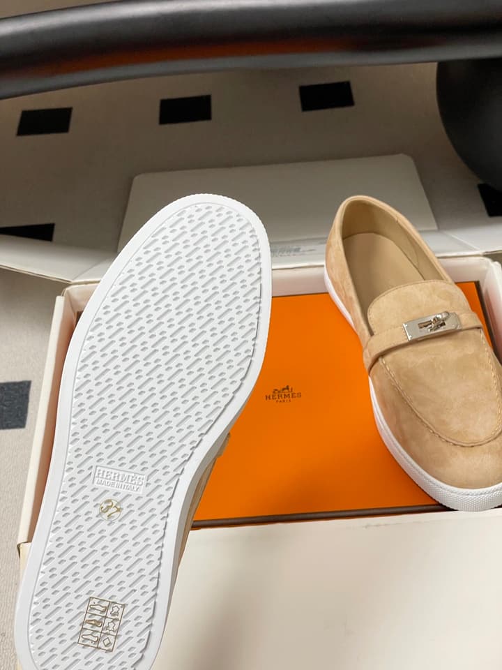 Hermès Mind Suede Kelly Buckle Loafers – 26S Spring/Summer Collection in Beige Suede
