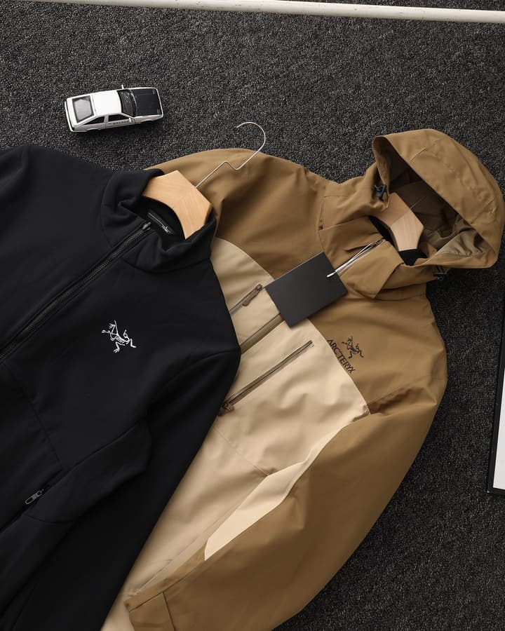 Arc'teryx 3-in-1 Detachable Windbreaker Jacket – 24FW in Black
