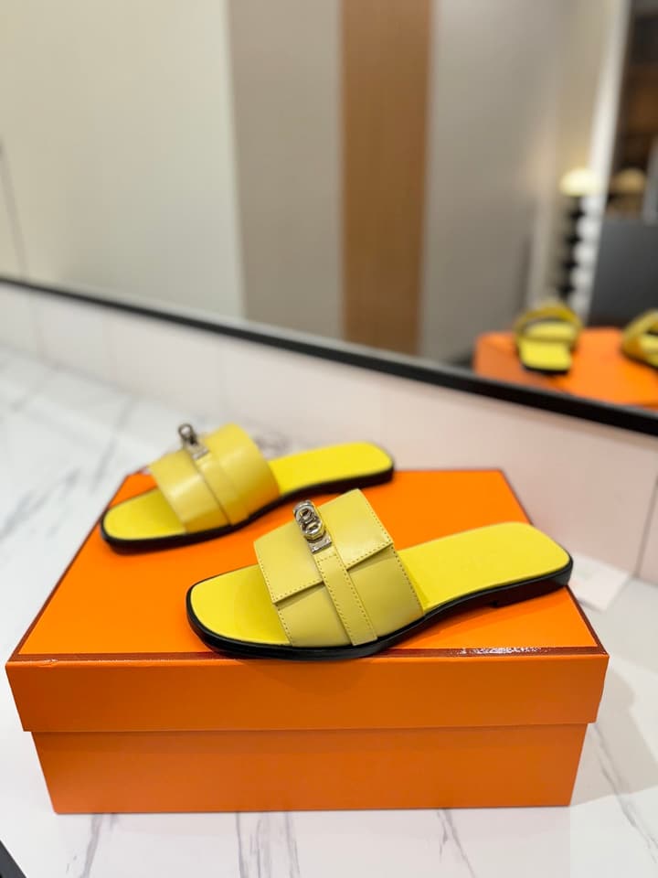 Hermès Classic Timeless Leather Sandals in Black
