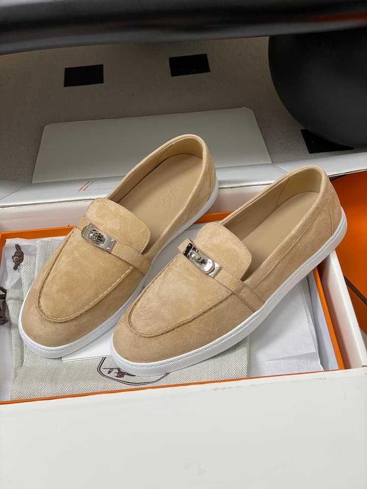 Hermès Mind Suede Kelly Buckle Loafers – 26S Spring/Summer Collection in Beige Suede