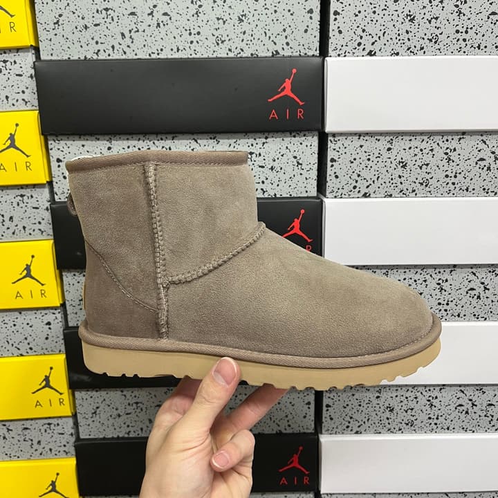 UGG Thick-Soled Low-Cut Fur-Lined Snow Boots in All Black Mini