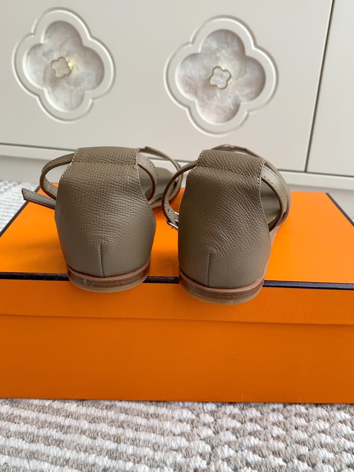 Hermès Santorini Classic H Flat Sandals in Taupe