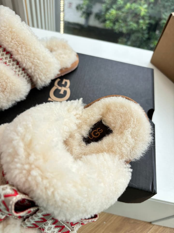 UGG Autumn/Winter Wool Slippers in Creamy White