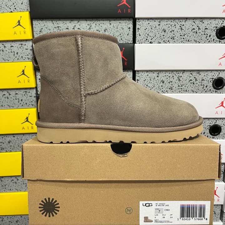 UGG Thick-Soled Low-Cut Fur-Lined Snow Boots in All Black Mini