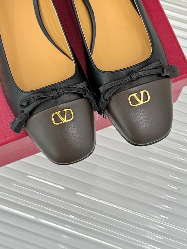 Valentino VLogo Metal Buckle Ballet Flats – 25FW in Charcoal