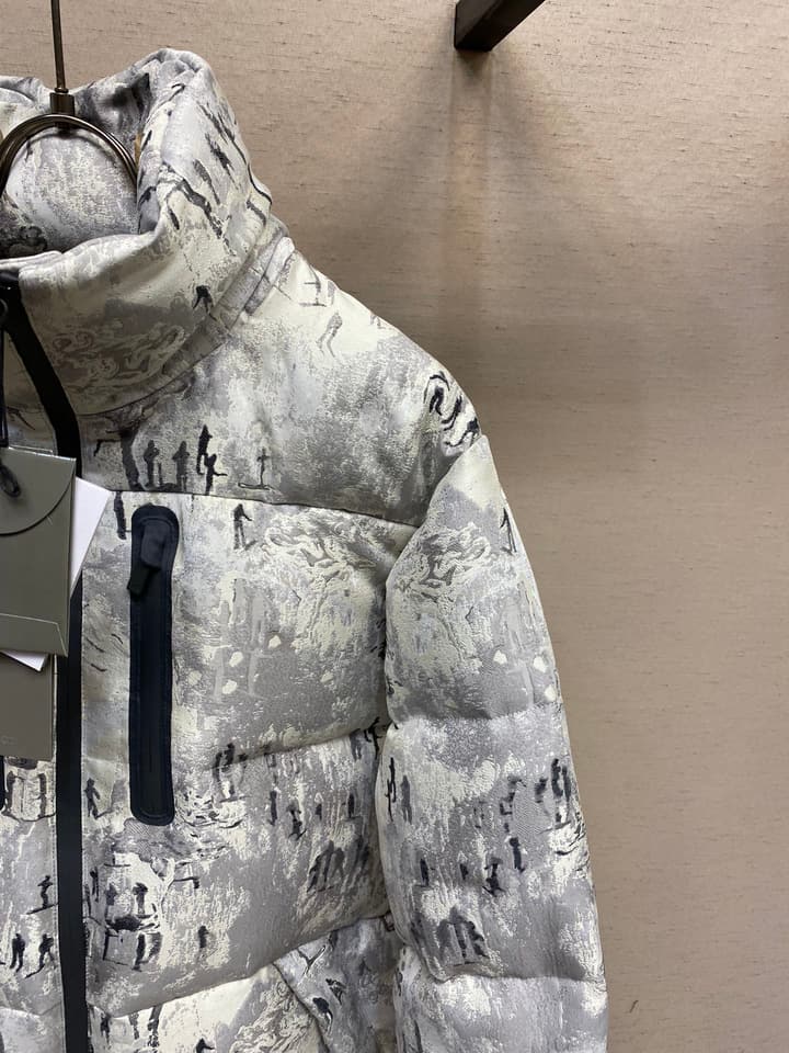 Dior Ski Functional Waterproof Puffer Jacket – 2023 Collection in Light Grey/white Patterned Ski Jacket
