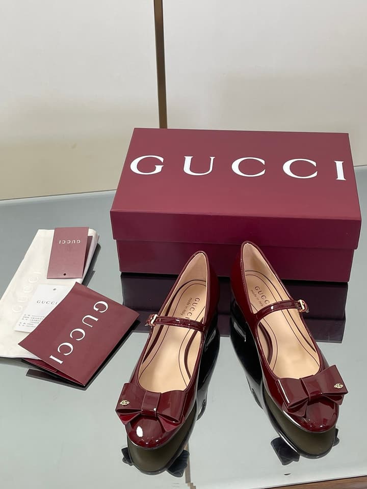 Gucci Bow Detail Mary Jane Ballerina Flats – 2025 Early Autumn Collection in Deep Red Patent Leather
