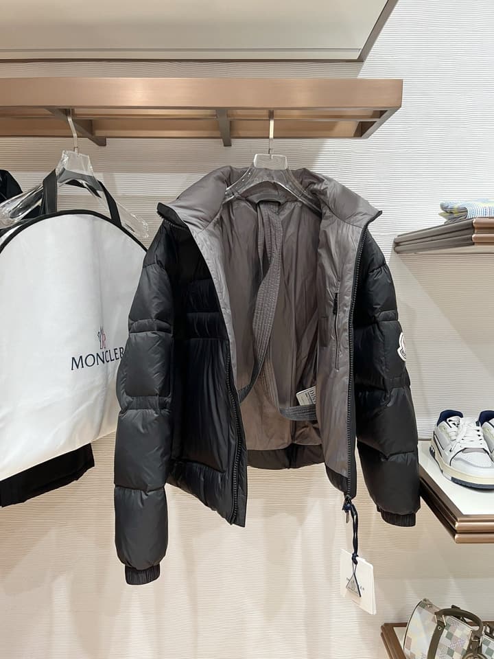 Moncler Designer Puffer Jacket – 2025 Collection in Black With Blue Lining