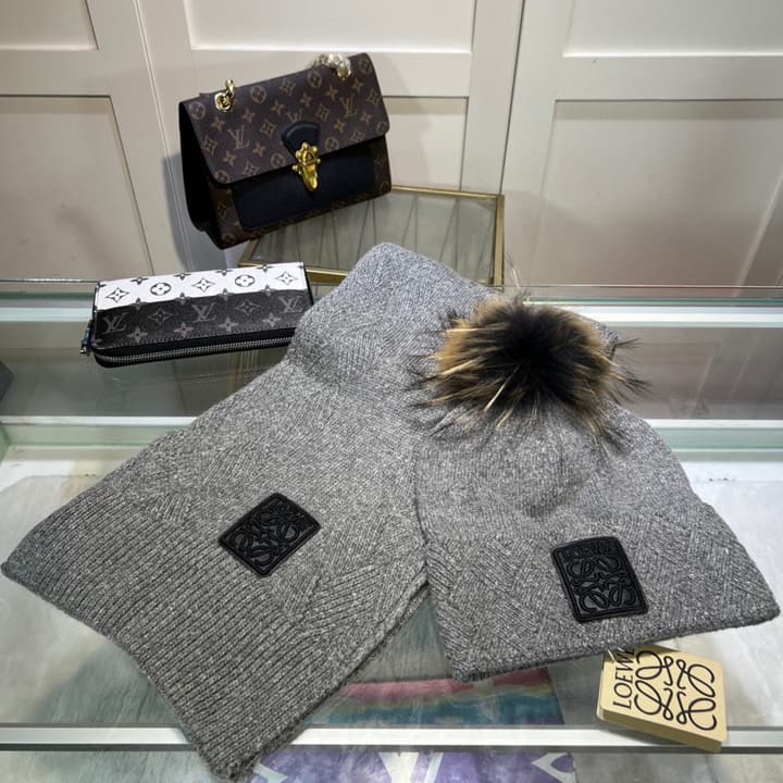 Loewe Classic Hat and Scarf Set in Cream Plain