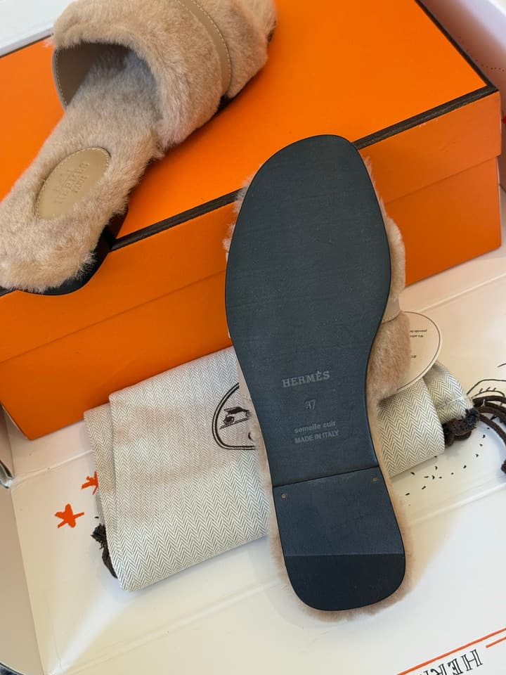 Hermès Kelly Buckle Fur Slippers – 25FW in Cognac Two-tone Plush