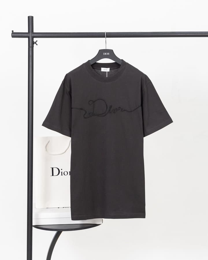 Dior Ribbon Logo Short-Sleeved T-Shirt – 2026 Spring Collection in Dark Grey