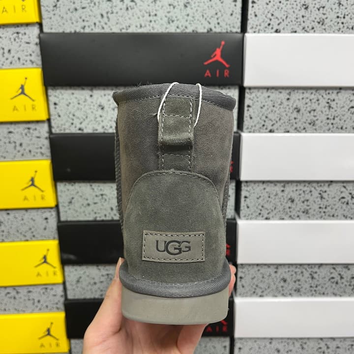 UGG Thick-Soled Low-Cut Fur-Lined Snow Boots in All Black Mini