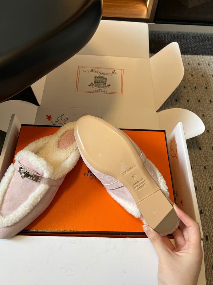 Hermès Leather Mules – 25FW in Black With White Fur