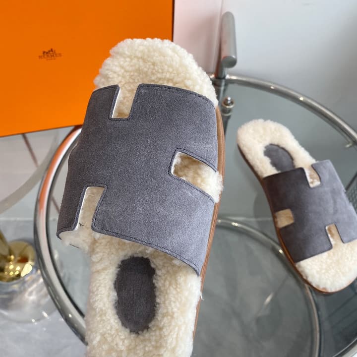 Hermès Izmir Classic H Wool Slippers in Black