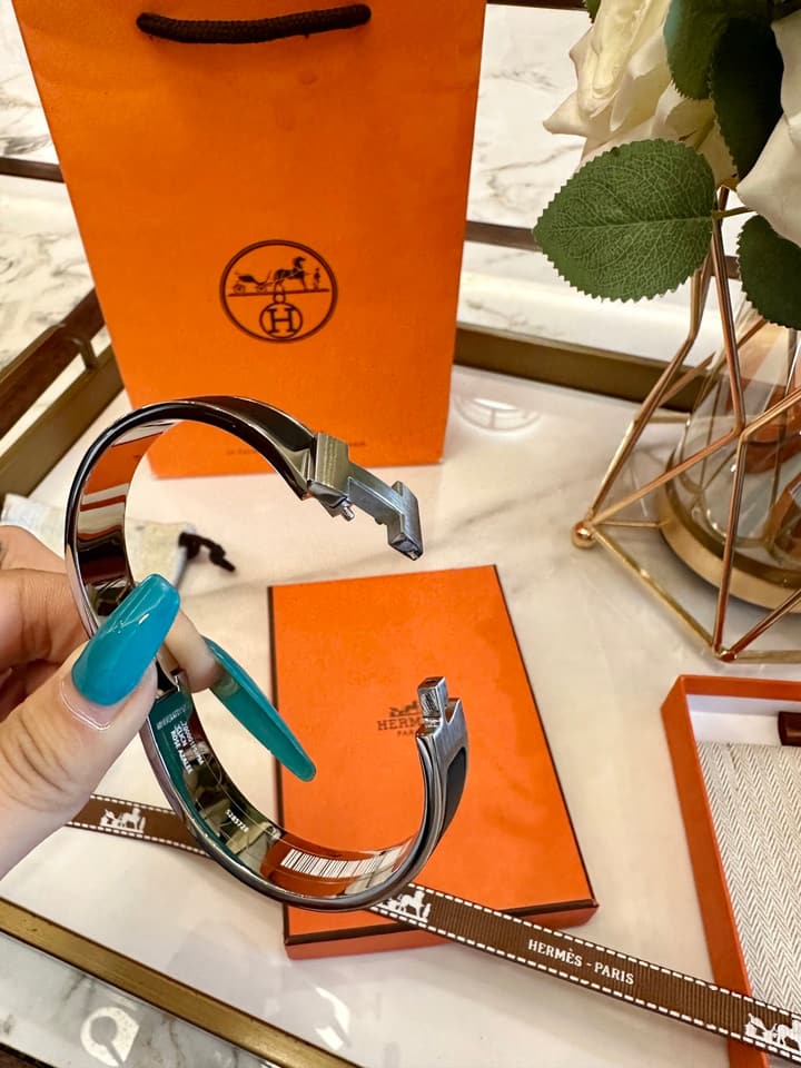 Hermès H-Letter Oval Enamel Bracelet – 2024 Collection in Gold