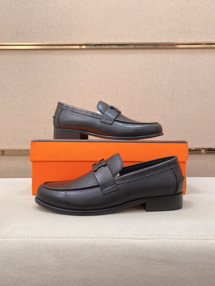Hermès Business Casual Leather Loafers in Black Leather