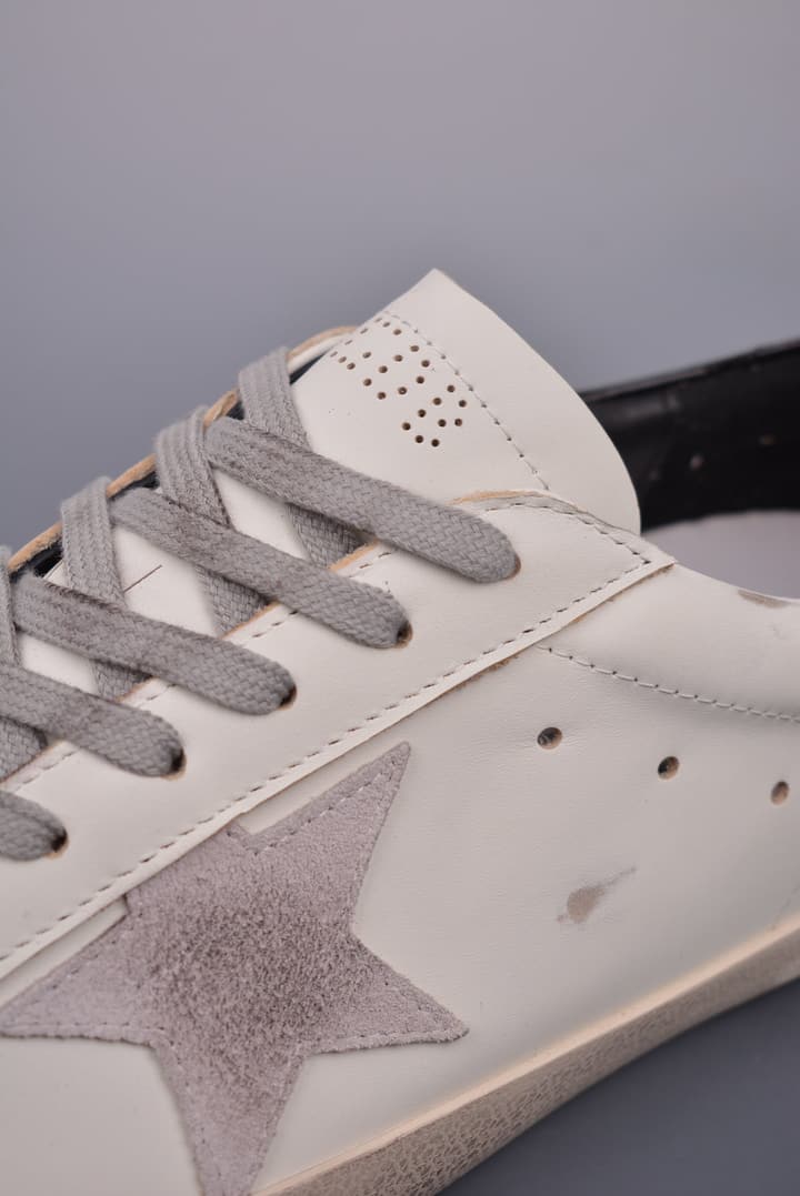 Golden Goose Super Star Distressed Sneakers – 2023 Collection in White With Navy Heel