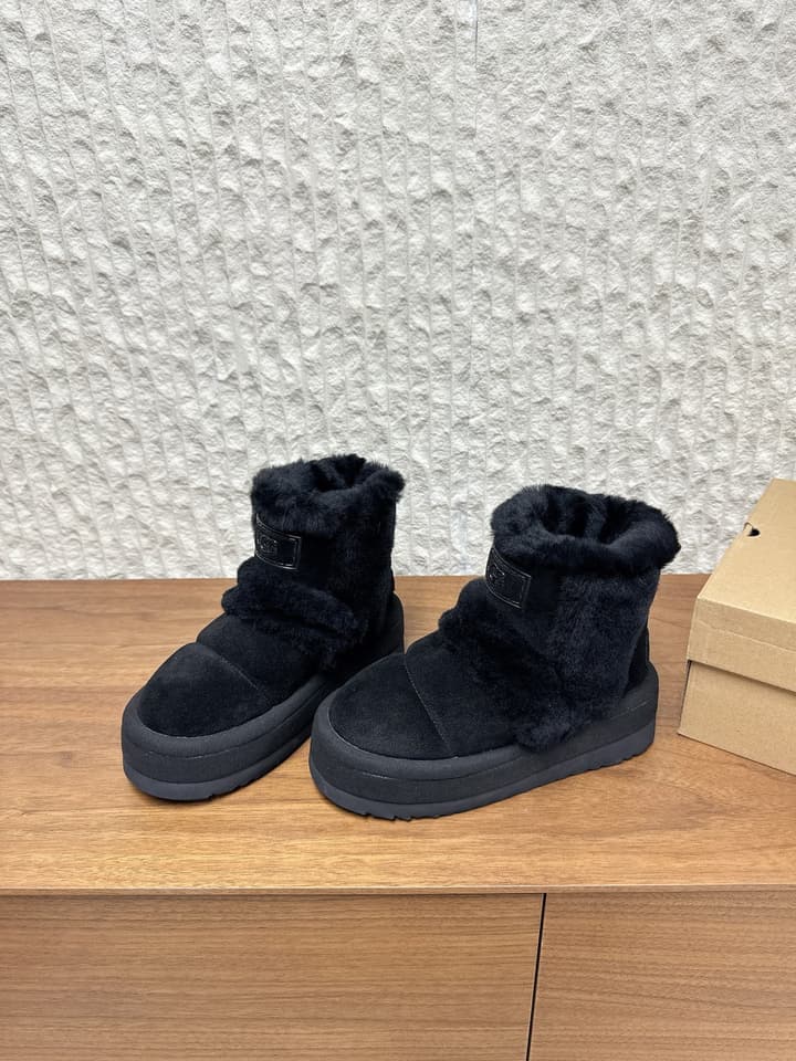 UGG Closed-Toe Fur-Lined Slippers – Autumn/Winter Collection in Black