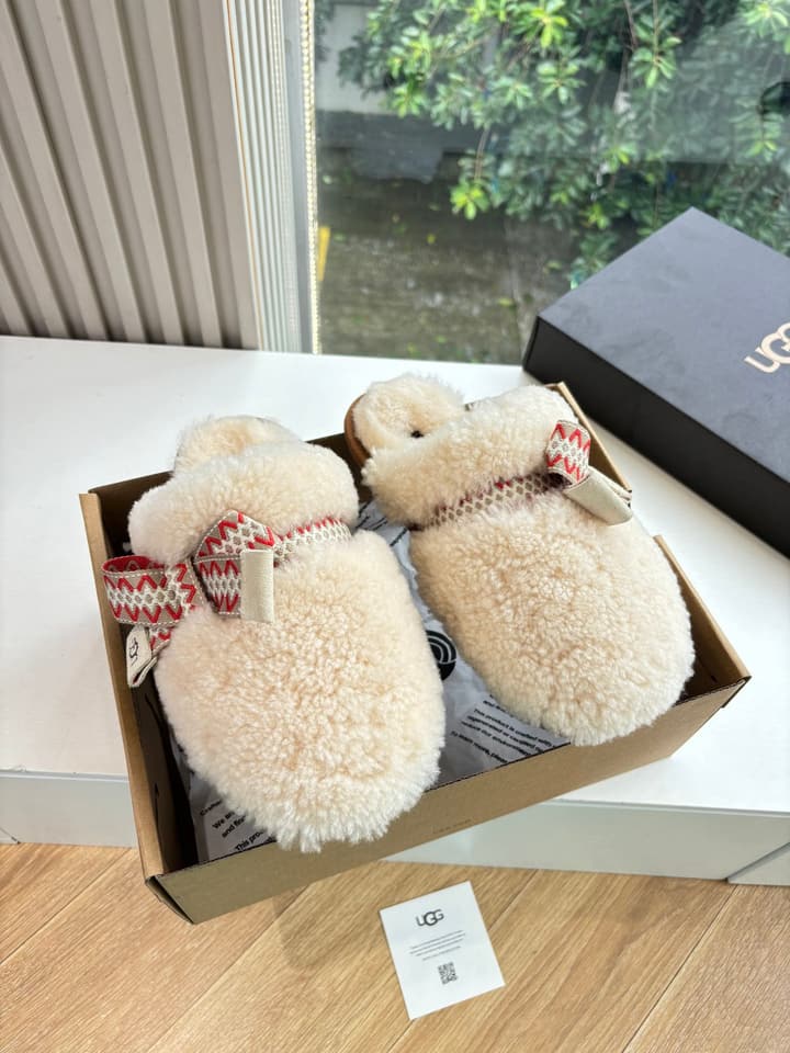 UGG Autumn/Winter Wool Slippers in Creamy White