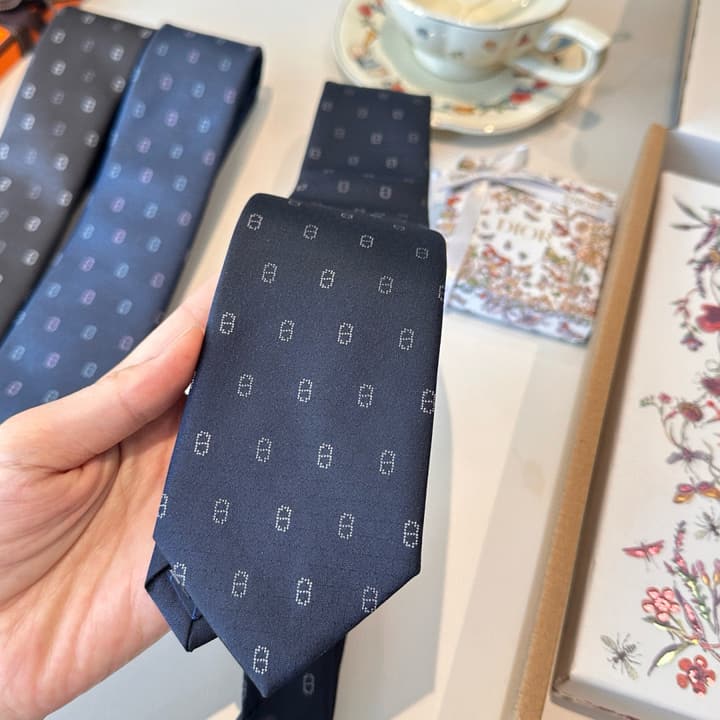 Hermès Men's Winter Anchor Chain Silk Tie – New Collection in Black
