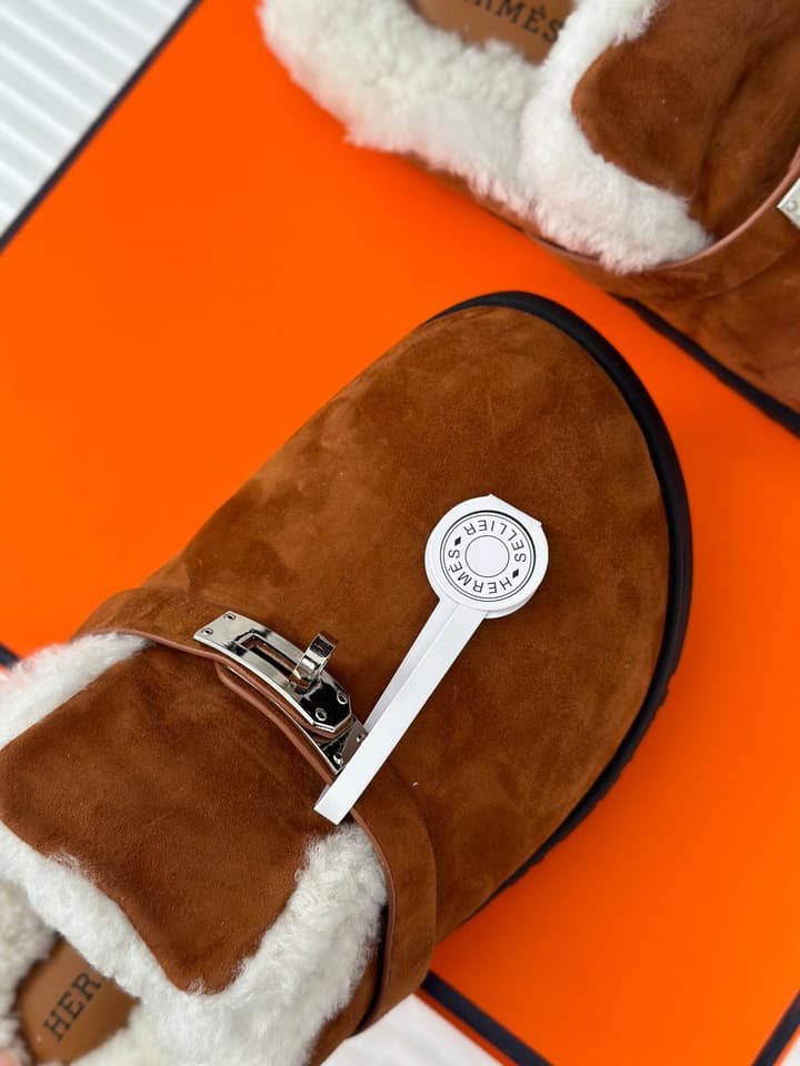 Hermès Kelly Buckle Furry Slippers – Autumn/Winter Collection in Black Suede With White Fur