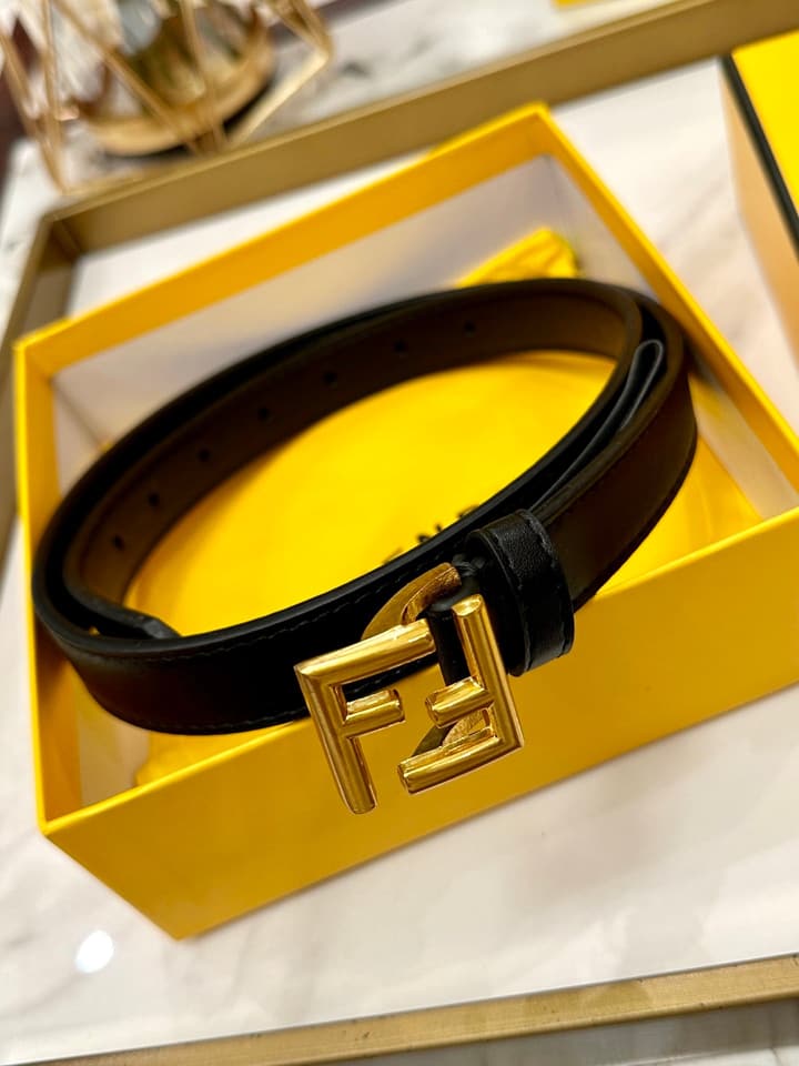 Fendi Classic Leather Belt – 2.5cm in Black Leather With Antique Gold Buckle