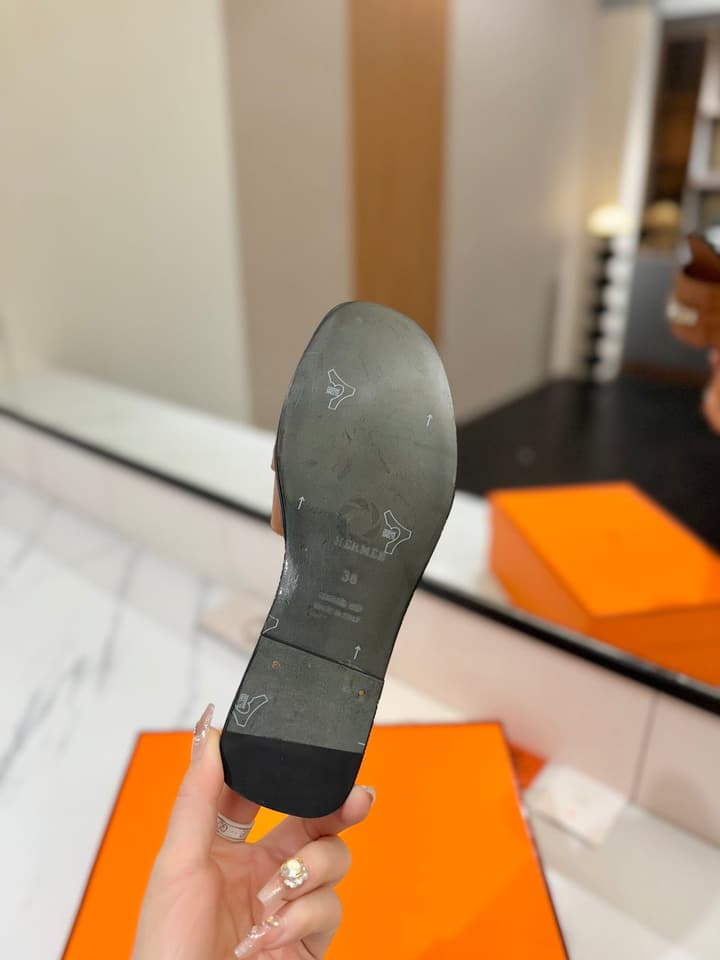 Hermès Classic Timeless Leather Sandals in Black