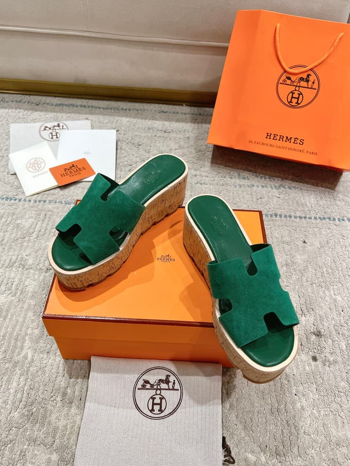 Hermès Wedge Sandals – 2024 Spring/Summer Collection in Bright Red Suede