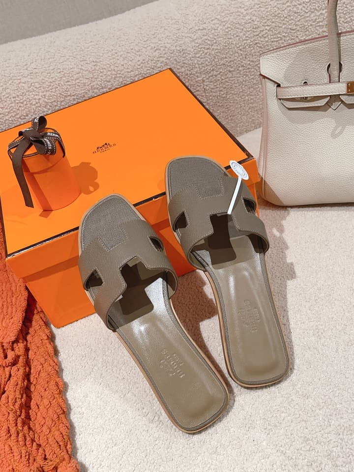 Hermès Oasis H Flat Sandals in Taupe Strap