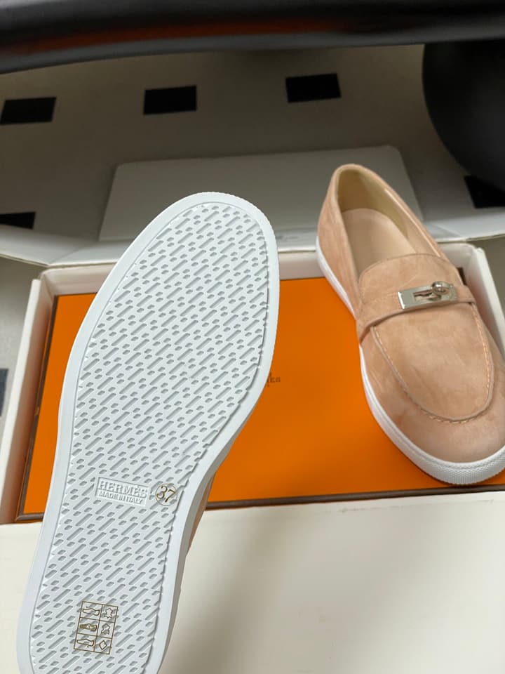 Hermès Mind Suede Kelly Buckle Loafers – 26S Spring/Summer Collection in Beige Suede