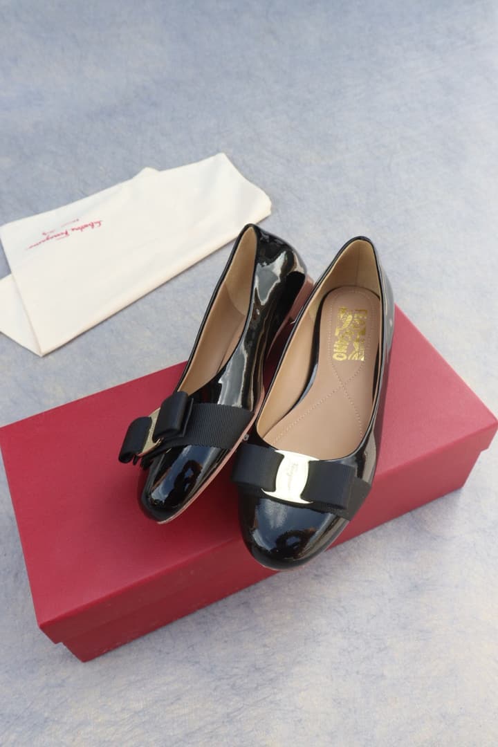 Ferragamo Classic Patent Leather Flats in Black Patent Vara Flats