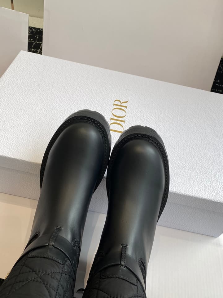 Dior CD D-Major Embroidered Graffiti Knee-High Boots – 2025FW