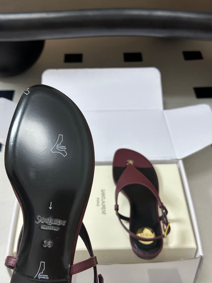 Saint Laurent Classic YSL Logo Flat Sandals – Spring/Summer Collection – 26S in Black