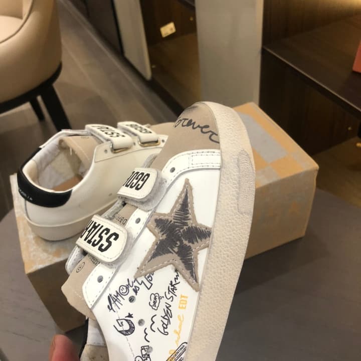 Golden Goose Kids Distressed Sneakers – Kids Collection in White With Black Heel And Grey Star