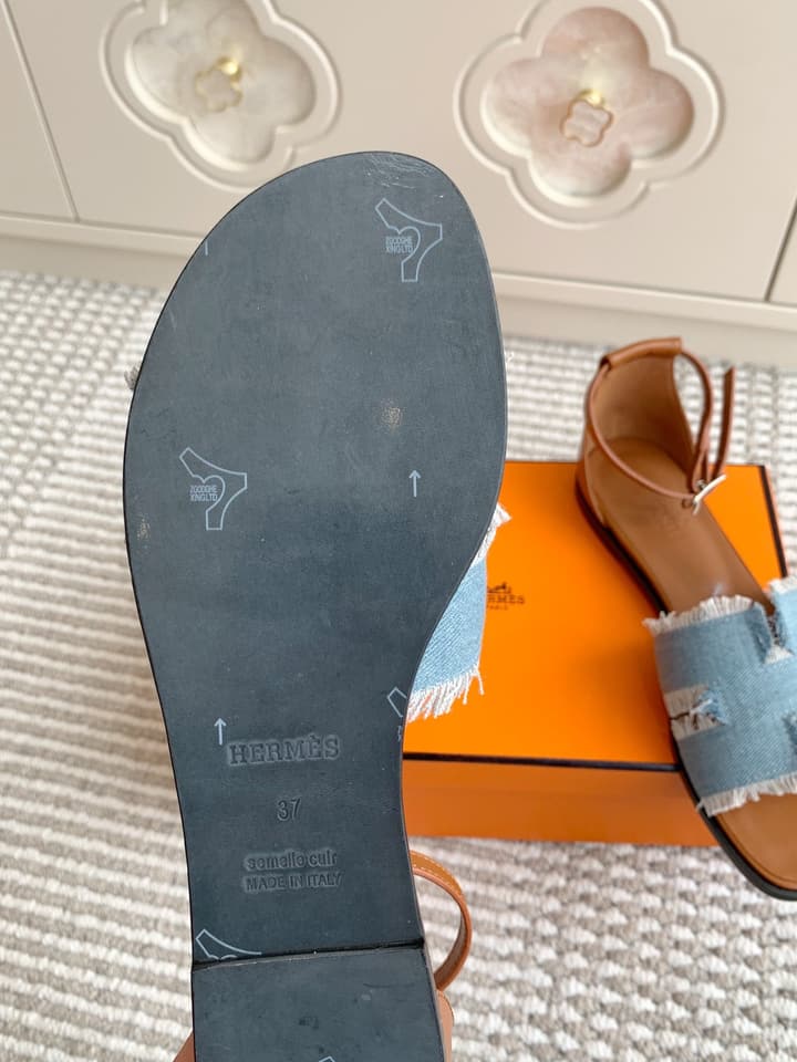 Hermès Santorini Classic H Flat Sandals in Taupe