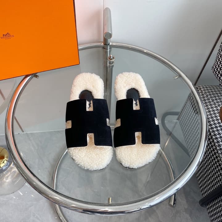 Hermès Izmir Classic H Wool Slippers in Black