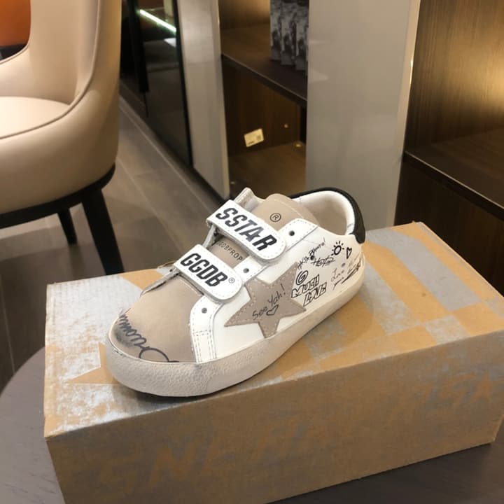 Golden Goose Kids Distressed Sneakers – Kids Collection in White With Black Heel And Grey Star