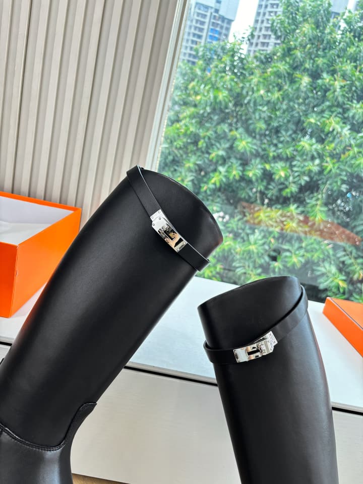Hermès Classic Knee-High Boots – 2025 Autumn/Winter Collection in Two-tone Tan And Cream